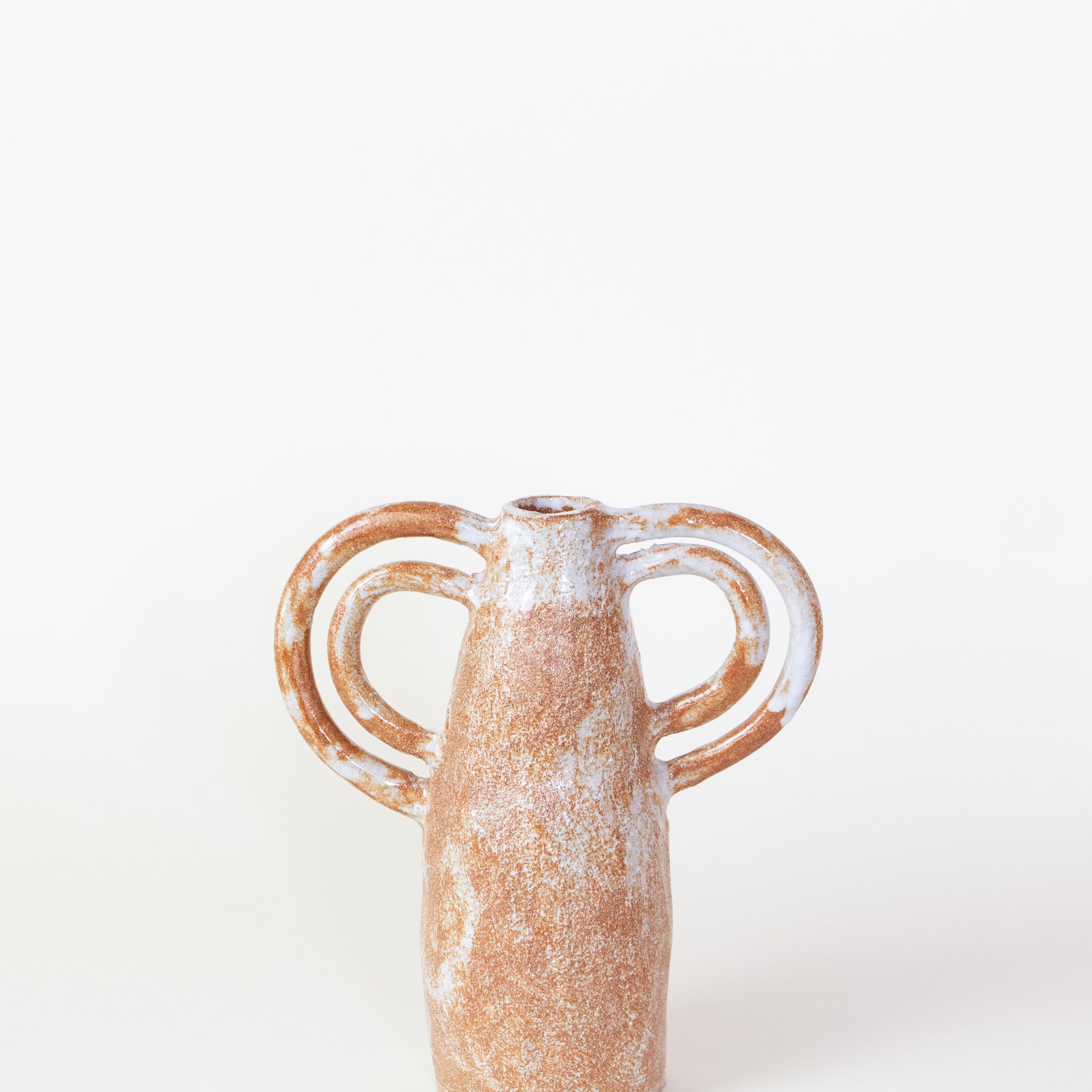 Clandestine Céramique | La Femme aux Doubles Anses in Sand + White Vase